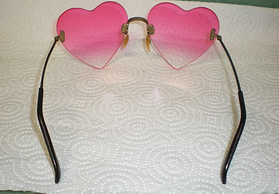 Gafas de sol rosa vintage en forma de corazón Foto 4 de 4