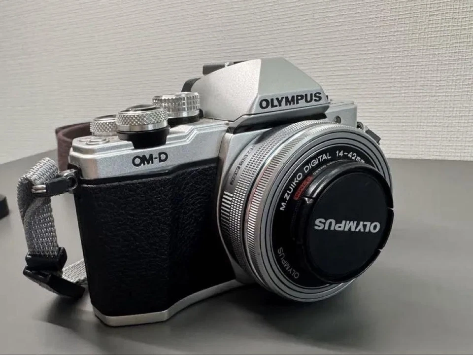 OLYMPUS OM-D E-M10 Mark II Silver Body w/ 14-42mm & 40-150mm Lens Kit Japan - Image 4 of 4