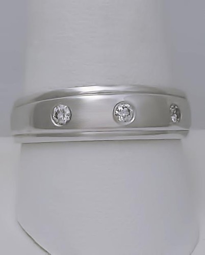 14k WHITE GOLD .19ct ROUND DIAMOND THREE STONE SOLID BACK WEDDING BAND RING - Picture 9 of 10