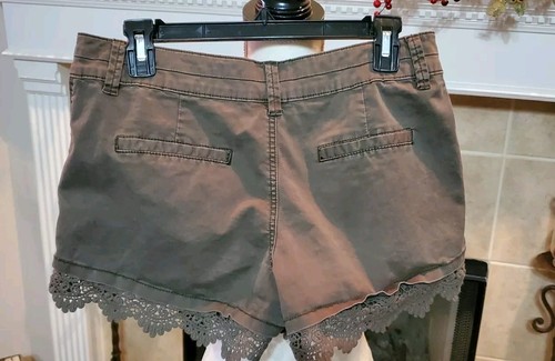 Women Maurices Shorts Size 5/6 Tan Button Zipper Pockets Lacey Trim - Picture 2 of 8