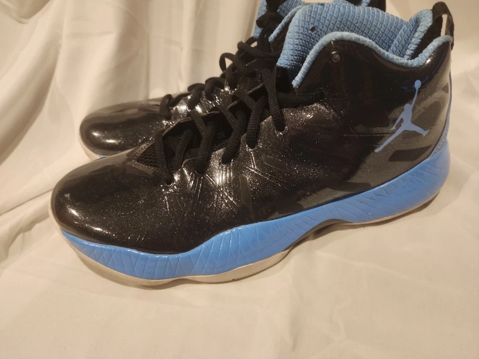 Tênis de basquete Nike Jordan 2012 preto claro/azul universitário tamanho 9.5 pequeno arranhão - Imagem 2 de 4