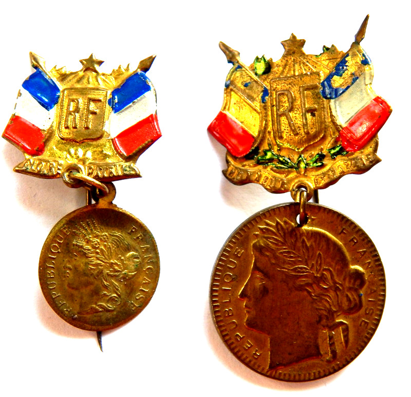 LOT OF 2 FRENCH WORLD WAR ONE MEDALS SOUVENIRS OF THE WAR PINS NICE LOT LQQK !
