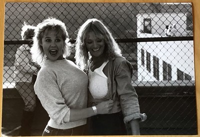 Linda Blair & Sybil Danning am Set Pressefoto CHAINED HEAT