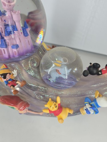 Disney magic kingdom multi personnage musical double globe de neige - Photo 3/7