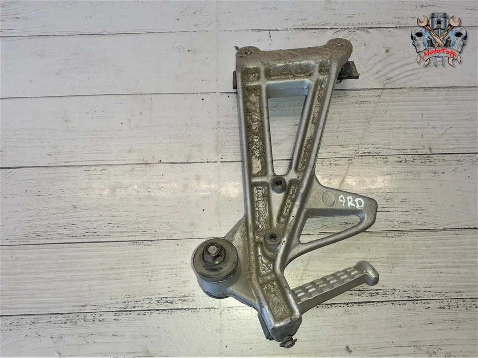 SUPPORT CALE PIED ARRIERE DROIT TRIUMPH 955i SPRINT de 1999 à 2004 - réf : 71 - Photo 2/4