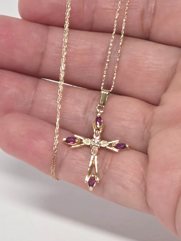 Collar Colgante Cruz Rubí Diamante Oro Colinas Negras 10K Cadena 20" De Colección Landstrom Foto 4 de 4