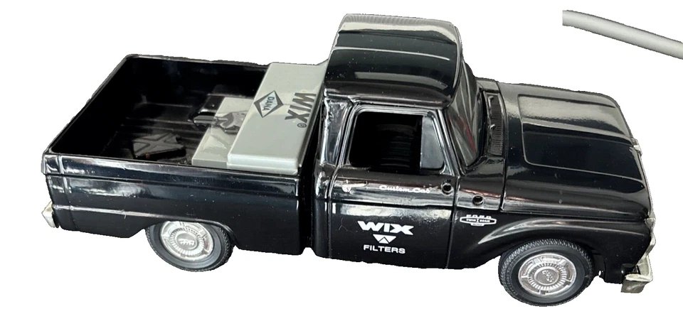 Banco de camión fundido a presión Ford F-100 1966 Wix Filters con llave modelo ERTL 1:25 detallado Foto 3 de 4