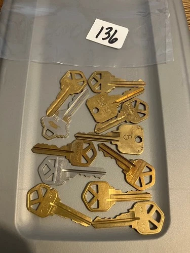 -Assorted Lot of Misc Cut Keys House Business Craft Decor Metal KWIKSET SCHLAGE