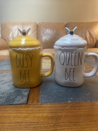 New RAE DUNN By Magenta White Queen Bee & Yellow Busy Bee Mugs W/Bee Topper HTF - 第 1/5 張圖片