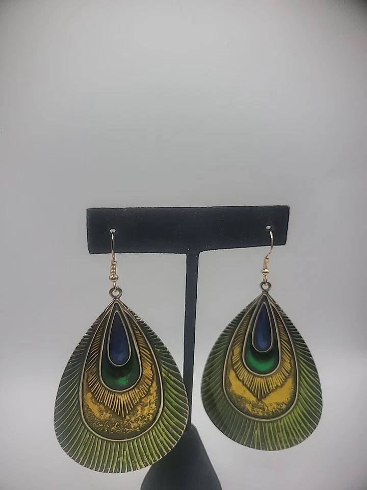 Brincos vintage perfurados cores pavão verde azul tom dourado fantasia joia - Imagem 2 de 4