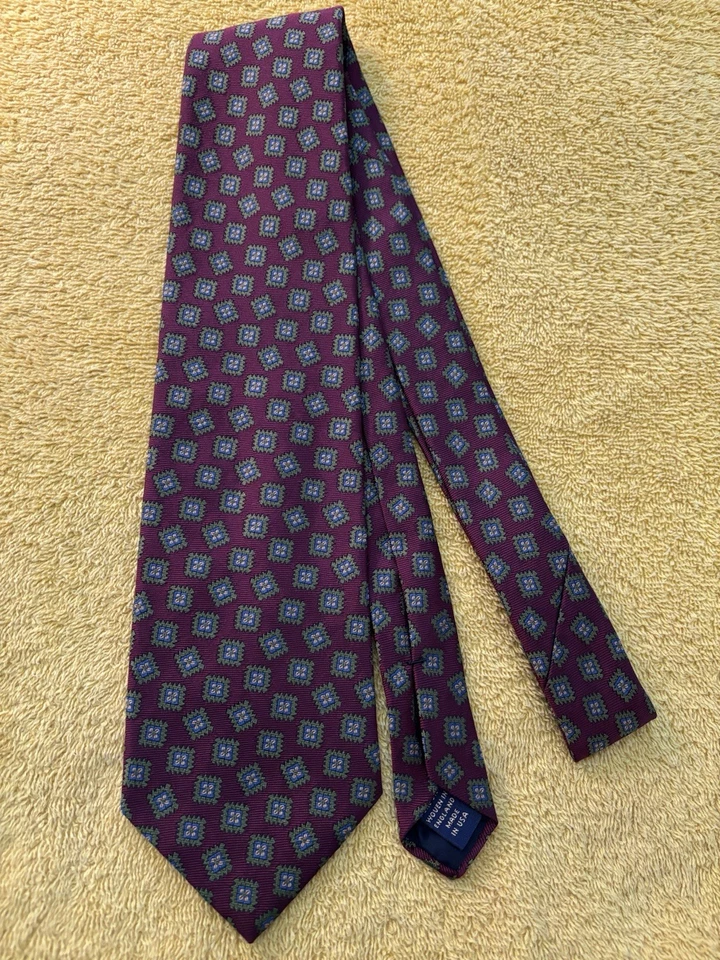 Corbata Brooks Brothers Makers Borgoña Tejida con Cuadrados 3.75"W x 60"L Usada en Excelente Condición Foto 3 de 4