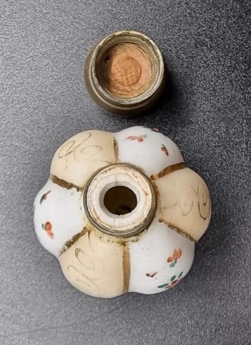 ANTIQUE VICTORIAN PORCELAIN PERFUME BOTTLE FLASK W/H BRASS SCREW TOP AND COLLAR - Picture 6 of 12