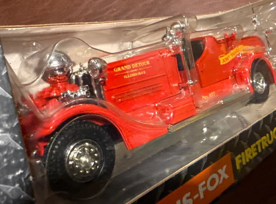Ertl 1937 Ahrens-Fox camión de bomberos banco de metal fundido a presión nuevo en caja Foto 4 de 4
