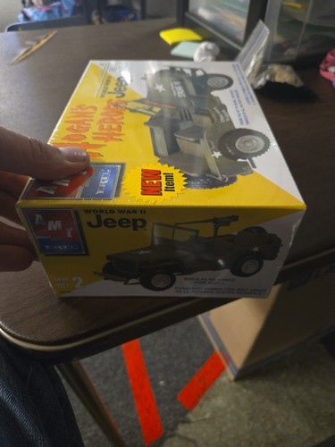 AMT 31752 Hogan’s Heroes World War II Jeep 2n1 1/25 McM kit factory Sealed! - Picture 3 of 9