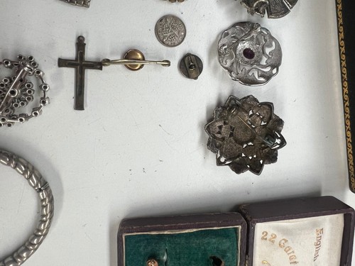 ANTIQUE JEWELLERY BOX & CONTENTS - BUCKLES, BROOCHES ETC - IDEAL FOR RESALE - Picture 14 of 20
