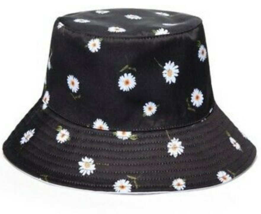 Alice + Olivia Black Daisy Duffle Bag Reversible Bucket Hat  display picture 3