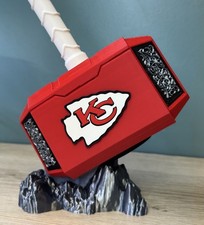 Kansas City Chiefs 13” Thor Hammer Mjolnir & Rock Memorabilia Hombre Cueva Fan Regalos