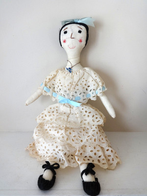 RARE FIND ANTIQUE FOLK CLOTH AMERICAN NEW ENGLAND DOLL EMBR FACE EYELET LACE 15''