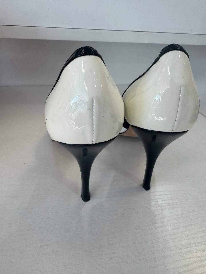 Zapatos de tacón Manolo Blahnik para mujer blancos con correa de cuero negro talla 38 Foto 4 de 4