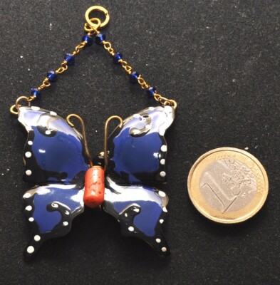 Schmetterling Anhänger Modeschmuck Handarbeit Messing Koralle blaue Emaillefarben