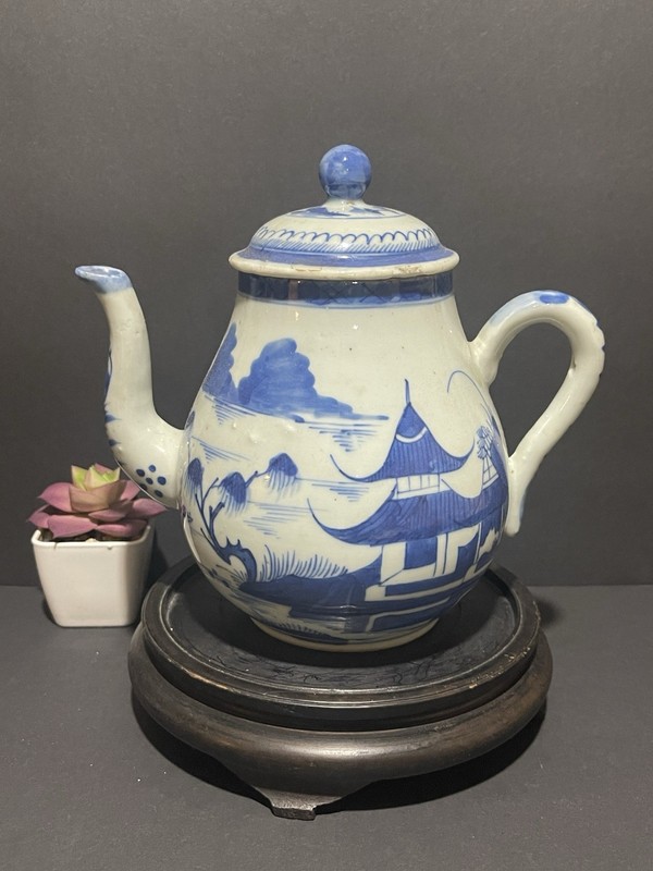 Ancient blue and white porcelain pot青花壶
