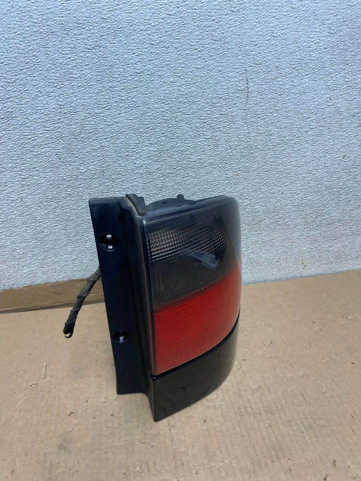 Luz trasera lateral del pasajero derecho Saab 9-5 1999 2000 2001 OEM U7134 DG Foto 3 de 4