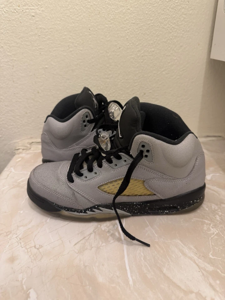 AIR JORDAN 5 RETRO GG WOLF GRIS-NEGRO TALLA 7Y [440892-008] Foto 3 de 4