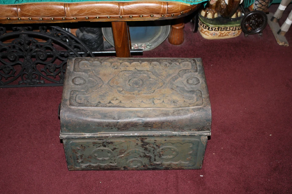 Antiguo baúl de almacenamiento victoriano de metal de hojalata con diseños elevados  Foto 4 de 4