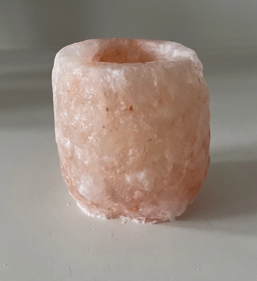 Candelabro y vela votiva de roca de sal de cristal natural del Himalaya Foto 2 de 4