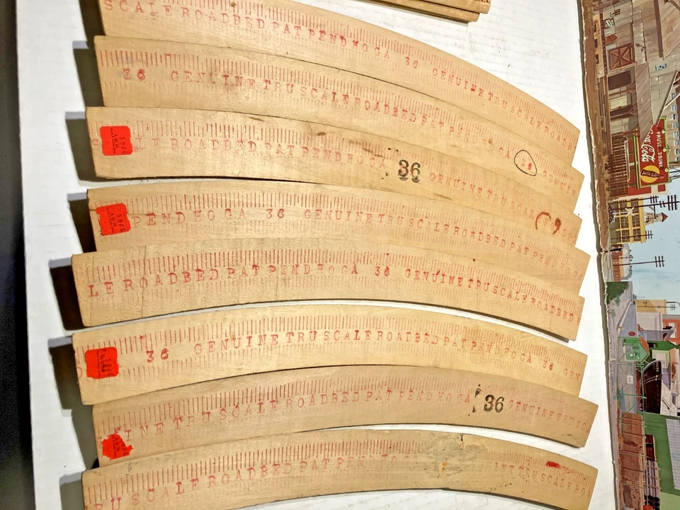 (8) VINTAGE TRU-SCALE HO WOODEN ROADBED 36" - Image 3 of 3