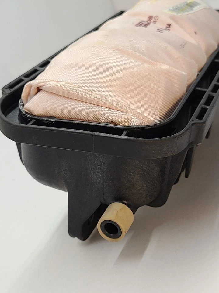 2015 - 2020 CHEVROLET SUBURBAN 1500 Passenger Right Air Bag Passenger Dash  - Image 3 of 4