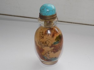 CHINESE INSIDE DECORATED GLASS SNUFF BOTTLE WITH BLUE STONE STOPPER