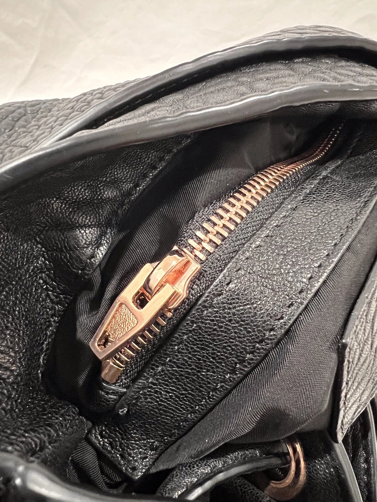 Borsa a tracolla ALEXANDER WANG in pelle ciottolata nera Rocco Diego con borchie