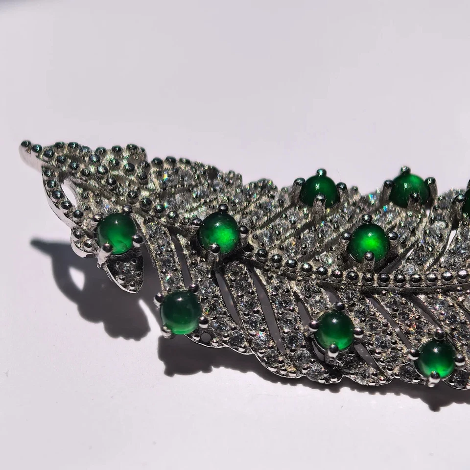 Broche Fabuloso Forma Pluma 16.85CT Simulado Verde Esmeralda y Circonita cúbica en Plata 935 Foto 2 de 4