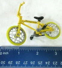  MONGOOSE BOYS YELLOW METAL BIKE       NEW
