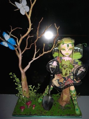 1 Monster High Puppe Batsy Claro Garden Ghoul mit Diorama + Löffel OOAK 