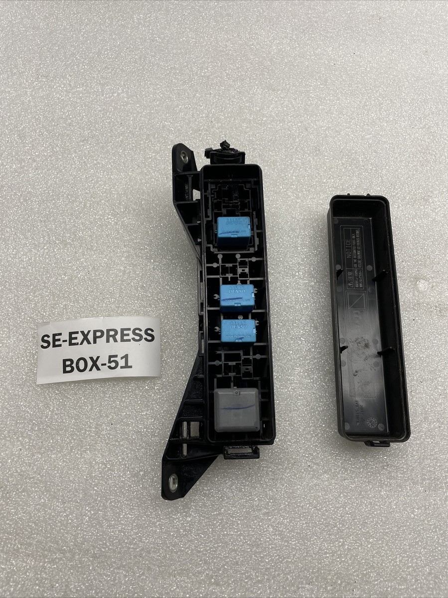 2005 Toyota Prius Hybrid Under Hood Engine Small Fuse Relay Box OEM