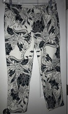 THE PLATINUM CROP BY CHICOS White w Black Flowers Pants capri, SIZE 1