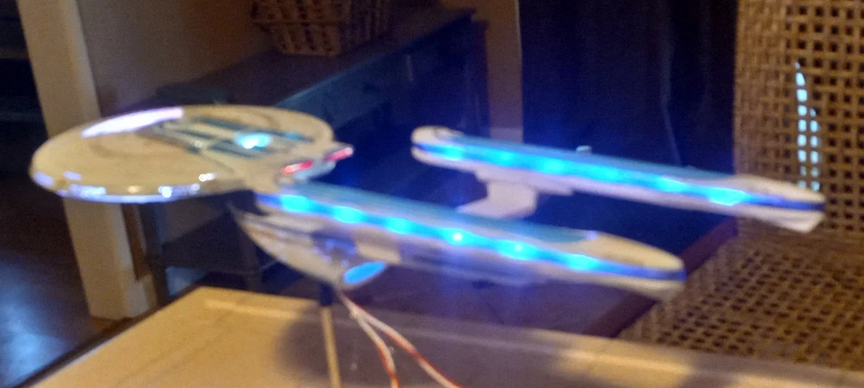 USS Excelrior totalmente construido e iluminado escala 1/1000, montado a medida Foto 3 de 4
