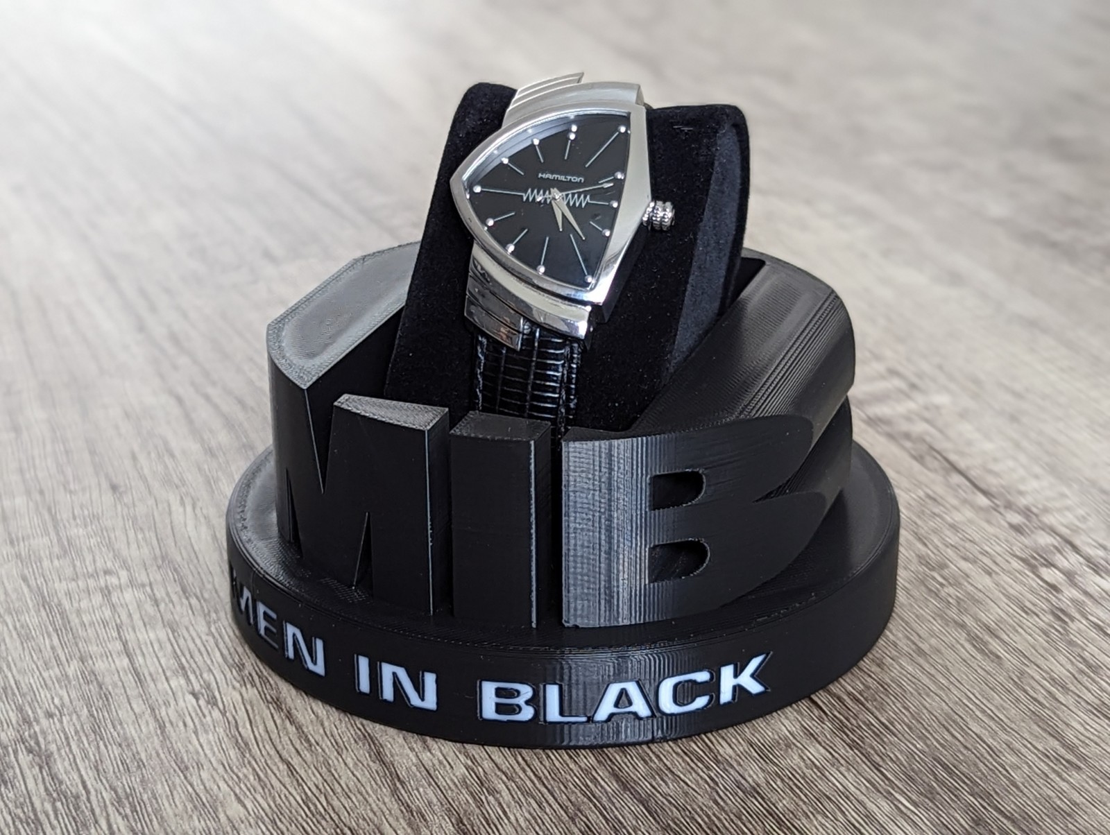 Présentoir montre Hamilton Ventura en cuir noir pour vitrine et rangement de luxe