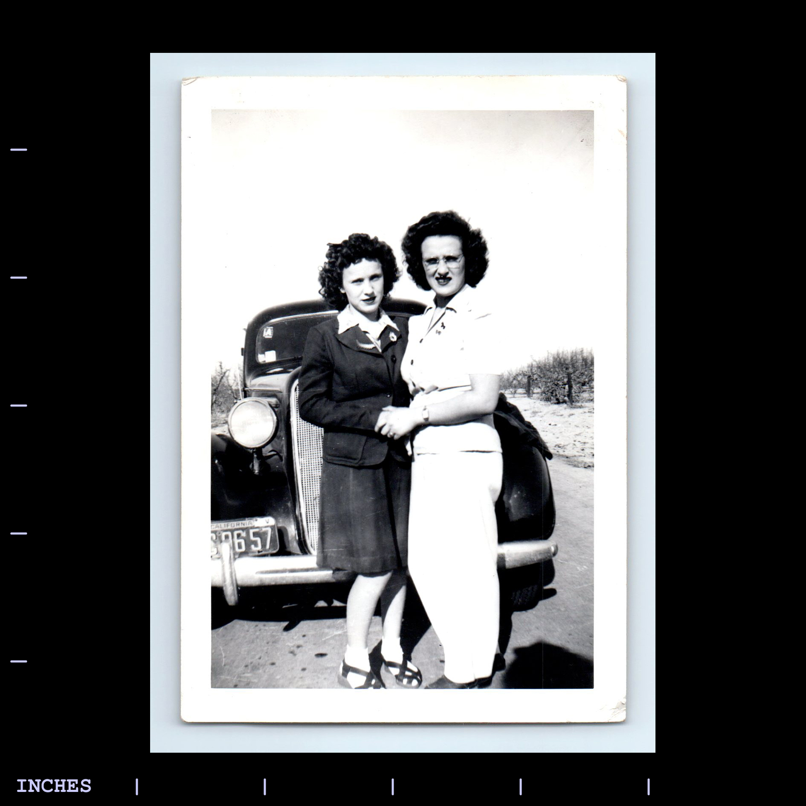 Vintage Photo AFFECTIONATE WOMEN BY CLASSIC CAR CALIFORNIA PLATES