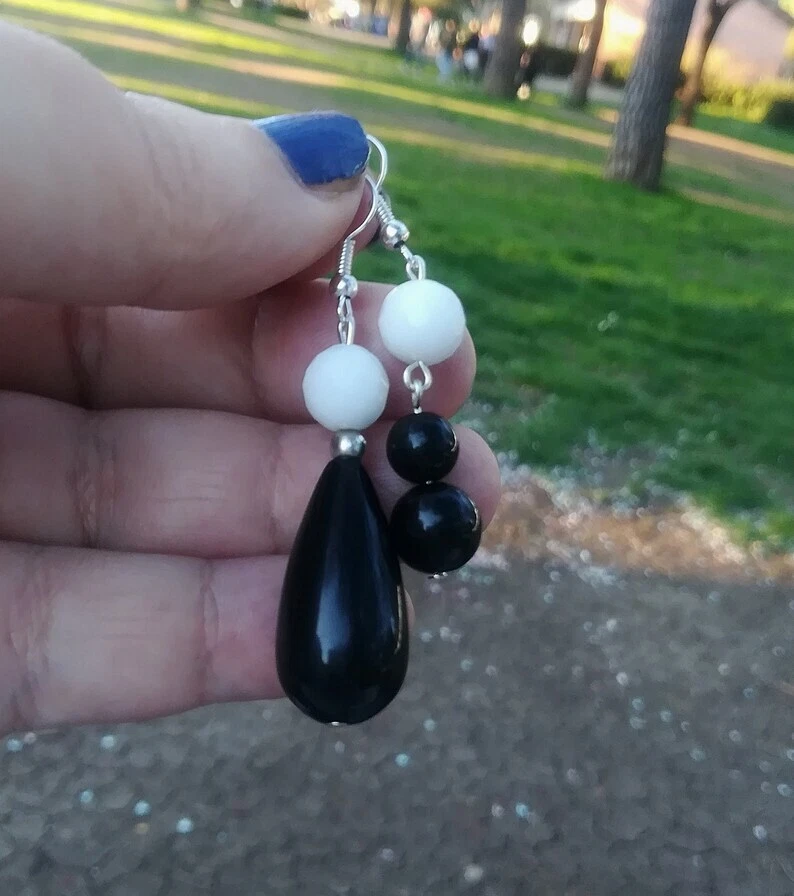 ORECCHINI GOCCIA DI AGATA BIANCA E NERA ASIMMETRICI IN ARGENTO E PIETRA NATURALE - Immagine 4 di 4