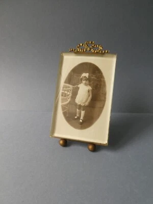 cadre porte photo, laiton et verre biseauté, fillette, Napoléon III XIX 9 par 17 - Photo 1/4