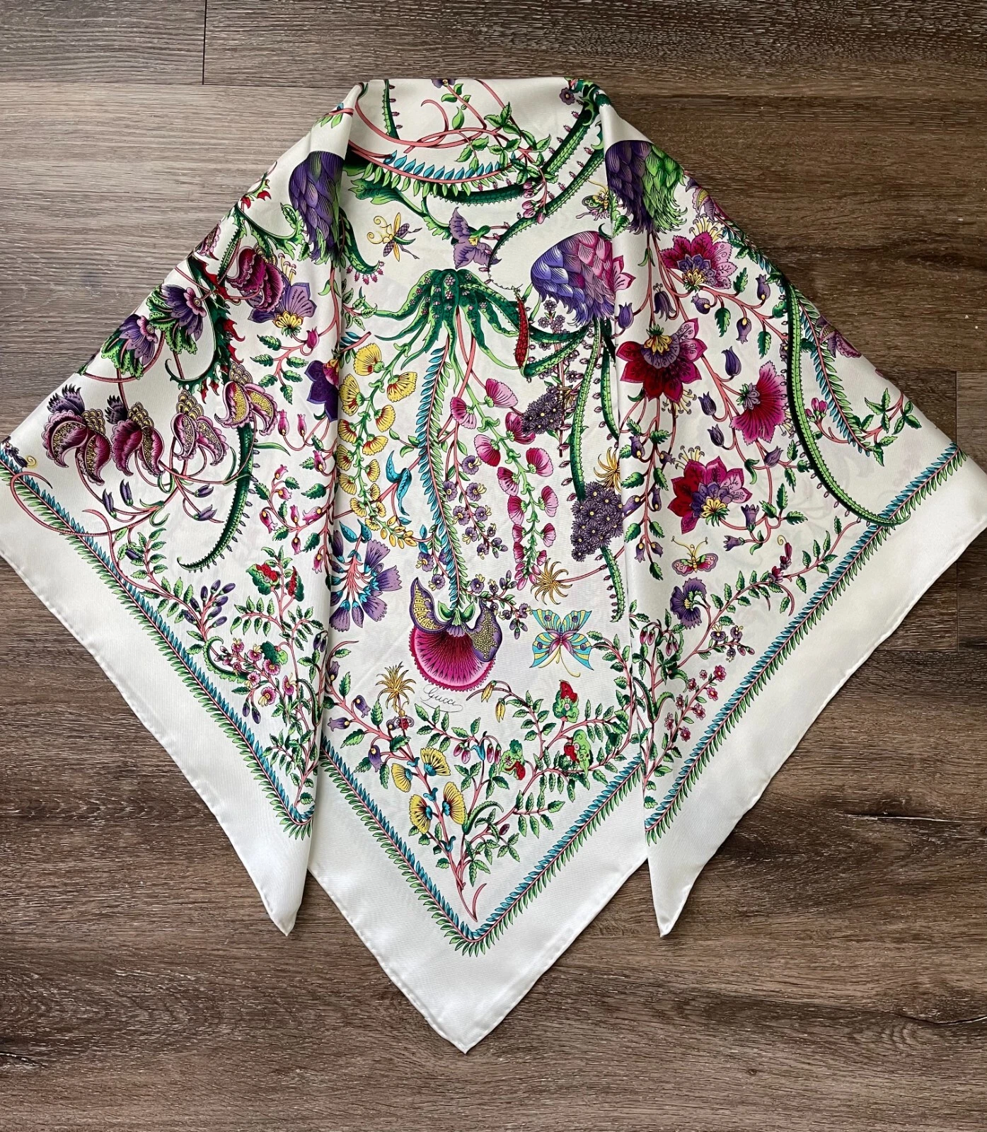 Foulard Gucci soie wrap logo GG imprimé floral fleurs multicolores ivoire blanc