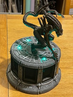 ALIEN COLLECTION ZIPPO DISPLAY CASE HOLD 8 ZIPPOS LIGHTS UP SLIGHTLY DAMAGED.