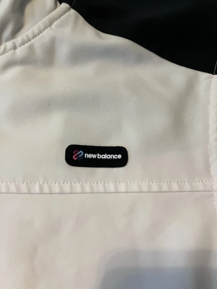 Prenda deportiva para correr New Balance negra blanca con cremallera manga larga para dama Foto 2 de 4