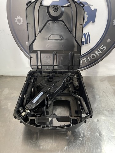 2014-20 RENAULT TRAFIC VAUXHALL VIVARO JACK KIT AND STORAGE BOX 995503932R