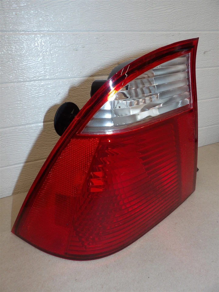 FORD FOCUS 2005-2007 SEDÁN LH MONTAJE DE LUCES TRASERAS LATERALES DEL CONDUCTOR NUEVO MERCADO DE ACCESORIOS Foto 2 de 4