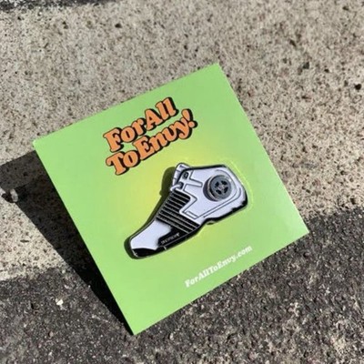 ForAllToEnvy ''RIDIN SPINNERS  Lapel Pin Latrell Sprewell Dada Supreme New Era