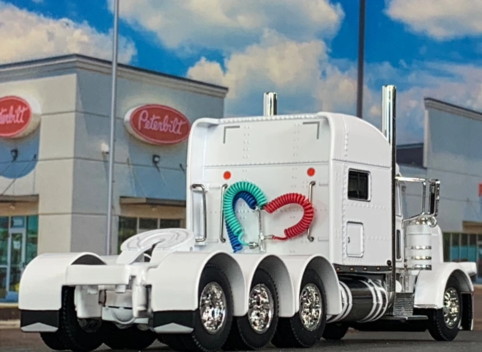 1/64 DCP WHITE PETERBILT 389 TRI AXLE W/ 70" MID ROOF SLEEPER - Image 2 of 4